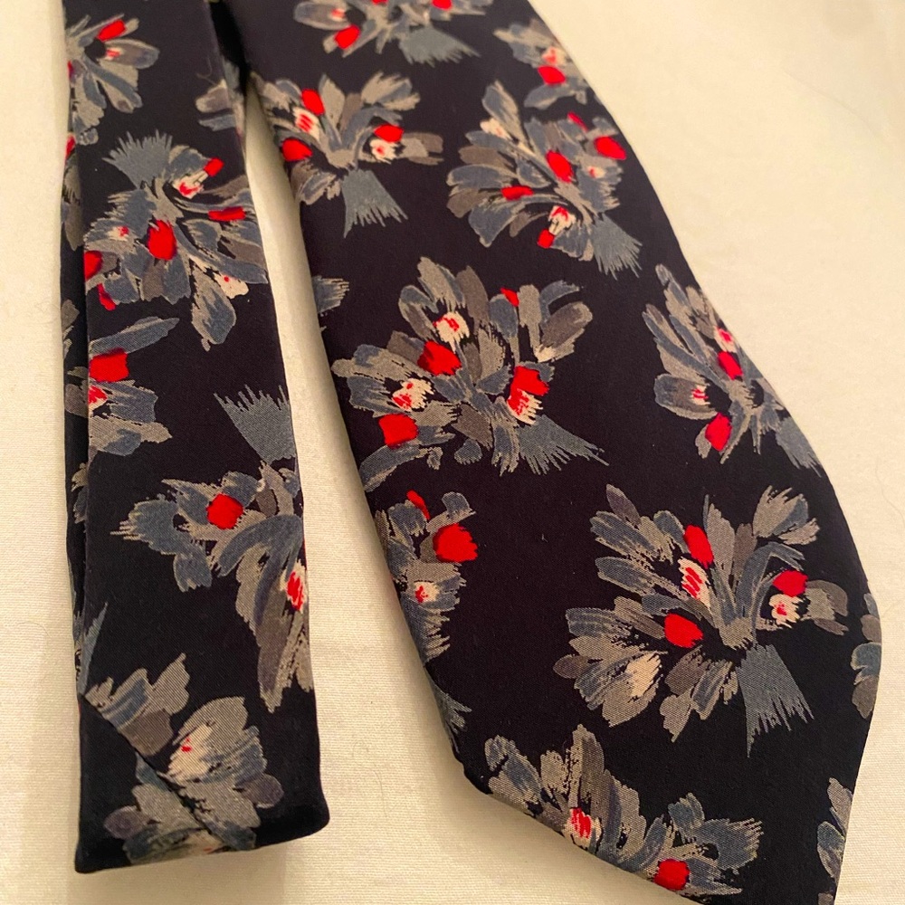 Stylish Black and Red Floral Tie - Picture 2 of 6